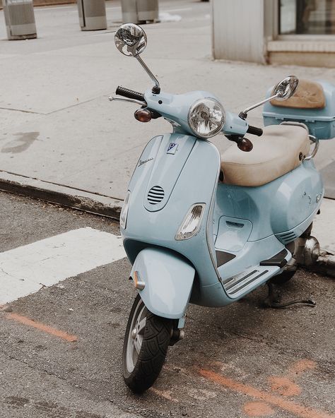 One day I would love to own a Vespa. Isn’t this pale blue one a beauty? Worth having that cab toot its horn at me really loudly so I could get the shot! New York , NYC Blue Vespa, Vespa Primavera, Photo Bleu, Motos Vintage, Vintage Vespa, Istoria Artei, Baby Blue Aesthetic, Piaggio Vespa, Light Blue Aesthetic