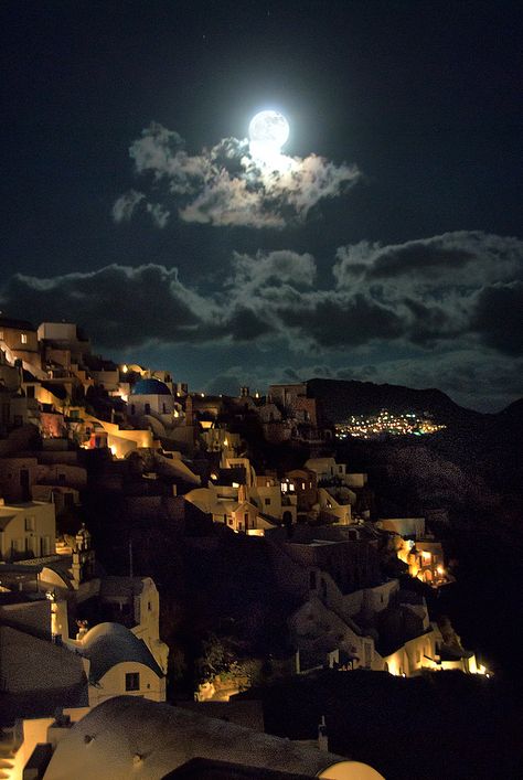 Moonlit Santorini, Greece // amazing photo that captures what it really looks like at night. magical. Santorini Grecia, Magic Places, Property Brothers, Santorini Greece, The Night Sky, Greek Islands, Pretty Places, Albania, Places Around The World