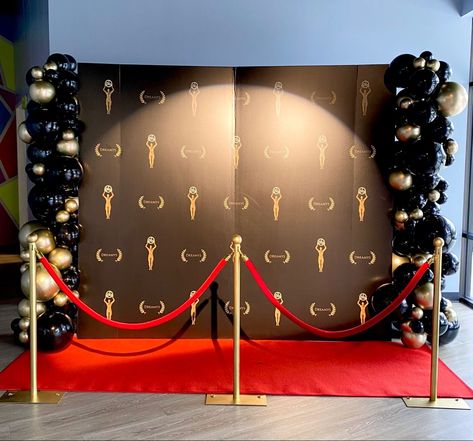 Red Carpet At Wedding, Red Carpet Set Up, Movie Reels Decor, Red Black And Gold Gala Decor, Red Carpet New Years Eve Party Ideas, Red Carpet Party Entrance, Hollywood Theme Balloons, Red Carpet Glam Party, Gala Entrance Ideas