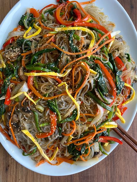 Japchae: Korean Stir Fried Noodles! Here is a faster spin on one of my favorite Korean dishes. My method is a little different but you still end up with some delicious Japchae! I hope you give this recipe a try! Japchae Recipe, Stir Fry Noodles Recipe, Korean Stir Fry, Stir Fried Noodles, Food Calories List, Best Korean Food, Fried Noodles, Stir Fry Noodles, Bulgogi Beef