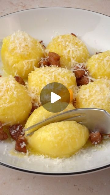 Ravioli Carbonara, Gnocchi Carbonara, Classic Carbonara, Pasta Ravioli, Grain Recipes, Girl Dinner, Pasta Fresca, Grain Foods, Boiled Potatoes