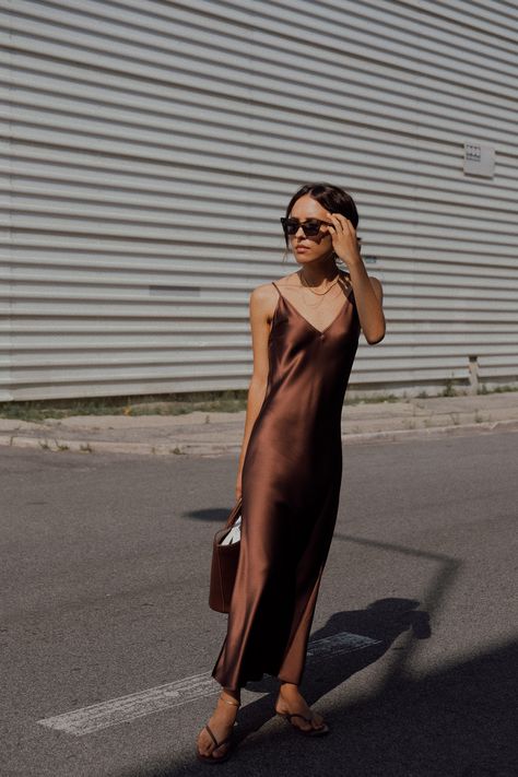 Silk Dresses Outfit, Soft Feminine Outfits, Slip Dress Outfit, Silk Satin Dress, Afternoon Dress, Satin Evening Dresses, Silk Outfit, Looks Street Style, Maxi Slip Dress