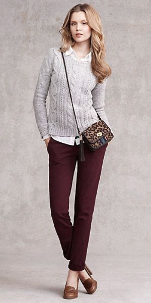 Chinos are a bit plain and preppy so go with either a casual top to match or try a pretty top for contrast! Chinos can be transformed into different looks depending on what you pair with them. Outfit Pantalon Vino, Burgundy Pants Outfit, Burgundy Pants, Burgundy Jeans, Casual Wear Women, Business Outfit, Casual Work Outfits, Work Outfits Women, 가을 패션