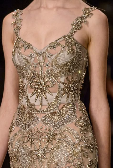 Alexander McQueen Fall 2016 Runway Details Runway Details, Zuhair Murad, Fancy Dresses, Fashion Details, A Dress, London Fashion Week, Couture Fashion, Pretty Dresses, Runway Fashion