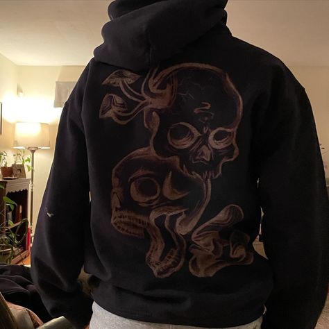 Bleach Art Designs Clothes, Paint With Bleach Hoodie, Bleached Jumper Design, Bleach Painting Clothes Skeleton, Bleach Art Hoodies, Bleached Drawing Shirt, Bleach Sweater Ideas, Bleached Hoodie Diy Ideas, Skull Bleach Shirt