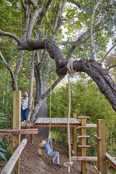 How to create a child-friendly garden Wood Play Structure, Natural Playground Diy Outdoor Play Spaces, Playground In The Woods, Minimalist Playground, Natural Playground Backyard, Easy Tree House Diy, Kids Tree House Ideas, Nature Play Backyard, Diy Playground Backyard