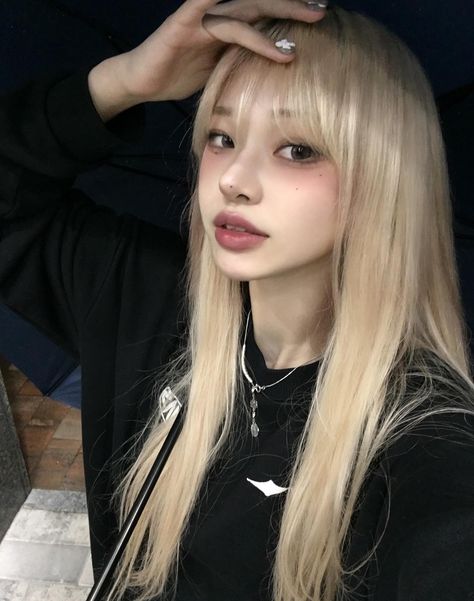 Blonde Asian, Image Swag, Bleach Blonde, Haircuts Straight Hair, Natural Blondes, Photo Makeup, Hair Inspo Color, Pretty Eyes, Cute Makeup