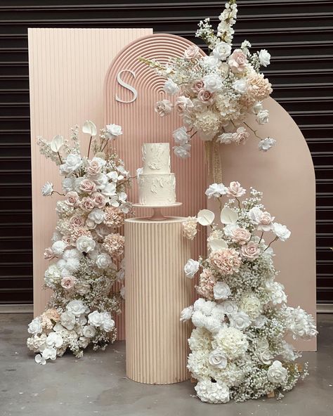 Pastel Flowers Backdrop, Blush Birthday Decor, Peach And Cream Wedding Decor, Cake Backdrop Ideas Wedding, Wedding Backdrop With Flowers, Pastel Engagement Decor, Photo Backdrop Wedding Receptions, Flowers On Backdrop, Nude Birthday Theme