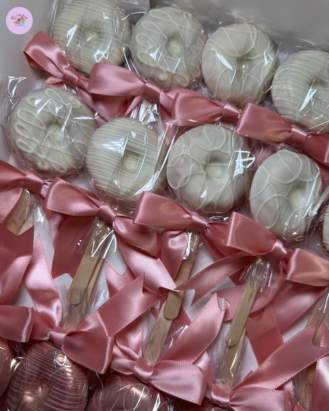 25 donut pops (Beautiful Rose Gold )She’s tying the knot 🎀 Thank you @jazest0922 🫶🏻 Theme or no theme Order for your next event ☺️ • • • #minidonuts #minidonas #minicakedonuts #donas #cakedonuts #smallbusiness #explorepage #foryoupage #hutchinstx #donitas #donitas #littledonuts #minidonuts🍩 #donuts #doitforthedonuts #donutsofinstagram #viral #shetiedtheknot #shesaidyes #bachelorettepartyideas #weddingtreats #dfwdesserts #dfwfoodie #dfwbaker #bettycrocker Wedding Treats, Mini Donuts, Cake Donuts, Betty Crocker, Beautiful Roses, Bachelorette Party, Donuts, Cherry Blossom, Bridal Shower