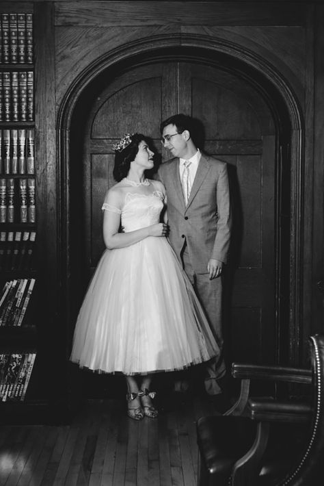 Have tea at this 1950s retro wedding 1940s Wedding Inspiration, 1950 Inspired Wedding Dresses, Vintage Wedding 1950s 1940s, 1950s Wedding Photos, Wedding Vintage Photoshoot, 50s Wedding Photos, Retro Wedding Dress 1950s, 1950s Aesthetic Wedding, Vintage Wedding Photos 1950s