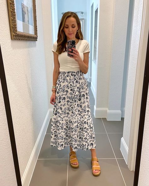 How To Wear Platform Sandals, How To Style Platform Sandals, Skirt Outfits Dressy, Platform Sandal Outfit, Platform Sandals Outfit, Pleated Skirt Outfit, Outfits Dressy, Trendy Dress Outfits, Modest Skirts