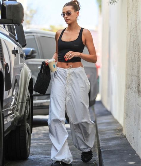 Grunge Bottoms, White Parachute Pants, Wide Leg Sweatpants Outfit, Oversized Cargo Pants, Parachute Pants Outfit, White Pants Outfit, Cargo Pants Outfit, Sweatpants Outfit, White Trousers