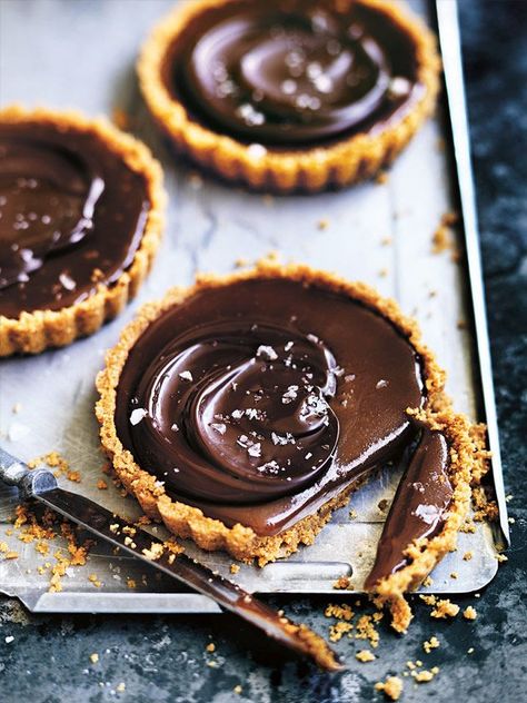 salted chocolate caramel tarts Caramel Tart Recipe, Caramel Tarts, Chocolate Caramel Tart, Salted Caramel Tart, Chocolate Tarts, Chocolate Ganache Tart, Caramel Tart, Slow Cooker Desserts, Salted Caramel Chocolate