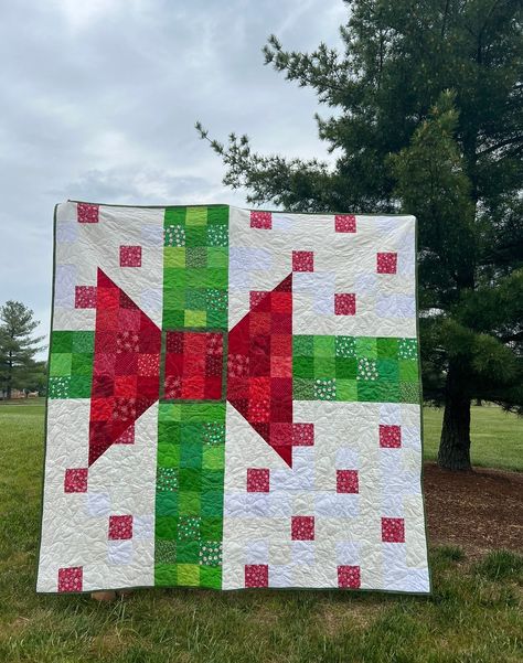 This listing is for the PDF pattern only, not the completed quilt.   This perfect size quilt measures  76.5" x 76.5" and is a great size to snuggle under or display for the holidays. The Perfect Present can be made in any color way to adjust for birthdays, holidays or any occasion.  Get creative and get scrappy! Christmas Fabric Quilts, Simple Christmas Quilt Patterns, Christmas Quilts Ideas Free Pattern, Christmas Quilts Ideas, Easy Christmas Quilt, Christmas Tree Quilt Block Patterns, Christmas Present Quilt, American Quilts Patterns, Holiday Quilt Patterns