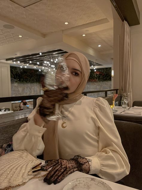 Aesthetic Hijab Outfit, Hijabi Aesthetic Outfits, Aesthetic Outfits Hijab, Dark Feminine Style, Feminine Aesthetic Outfits, Mode Indie, Outfits Muslim, Modele Hijab, Muslim Outfits Casual