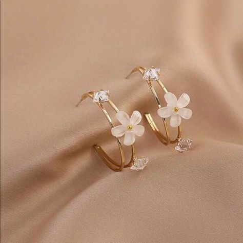 Beautiful New Flower Hoop Earrings ! Gold Tone With Flower Details Fantasy Earrings, Pretty Jewelry Necklaces, Fancy Jewellery Designs, Jewelry Accessories Ideas, Girly Accessories, Fancy Jewellery, Jewelry Lookbook, Fancy Jewelry, Trendy Earrings