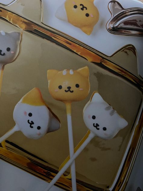 Animal Crossing Cake Pops, Cat Themed Pastries, Cat Themed Baked Goods, Cat Baked Goods, Kawaii Cake Pops, Cat Themed Treats, Christmas Cute Food, Cat Themed Desserts, Cute Cakepops