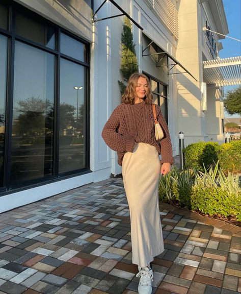 Style, skirt, sweater, long tan skirt paired with a brown sweater. Fall fashion Fall Maxi Skirt Outfits, Feminine Winter Outfits, Winter Maxi Skirt Outfit, Modest Winter Outfits, Modest Girly Outfits, Church Fits, Modesty Outfits, Winter Skirt Outfit, Maxi Skirt Outfits