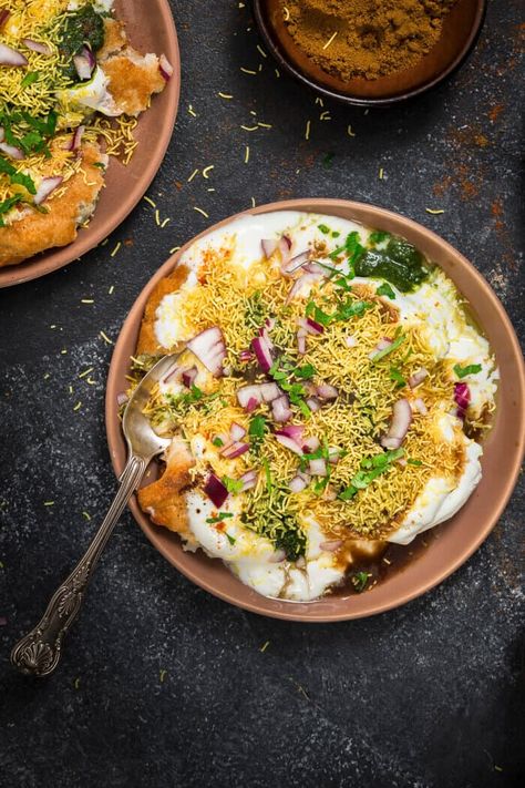 Aloo Tikki Chaat platter Chaat Photography, Chaat Platter, Dahi Chaat, Aloo Tikki Chaat Recipe, Dahi Aloo, Aloo Tikki Chaat, Tikki Chaat, Aloo Tikki Recipe, Desi Snacks