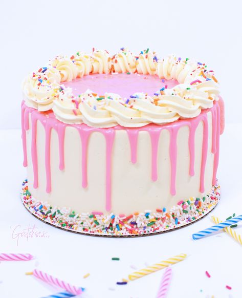 Funfetti Cake Vegan White Cake, Buttercream Drip, Vegan Frosting, Cake Hacks, White Cake Recipe, Cake Buttercream, Buttercream Filling, Vegan Bakery, Vanilla Icing