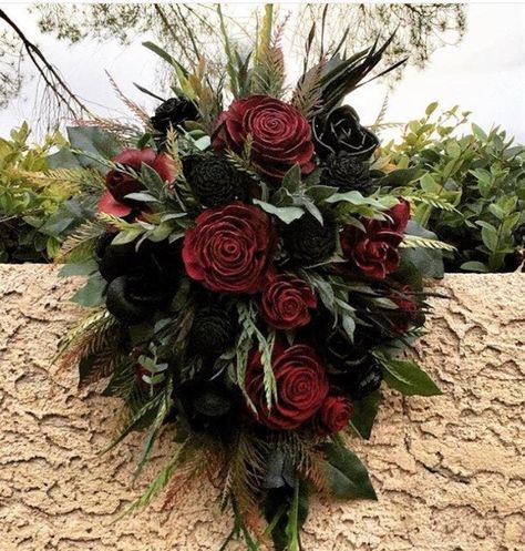 Peonies Red, Dahlia Wedding Bouquets, Dark Romantic Wedding, Dark Wedding Theme, Greenery Wedding Bouquet, Black Bouquet, Dahlias Wedding, Wood Flower Bouquet, Burgundy Bouquet