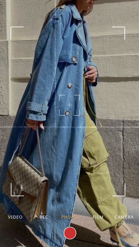 Denim Long Coat Outfit, Denim Trench Coat Outfit Street Chic, Long Blue Jean Jacket Outfits, Denim Long Jacket Outfit, Jean Trench Coat Outfit, Loose Coat Outfits, Long Denim Coat Outfit, Jeans Trench Coat Outfit, Denim Coat Street Style