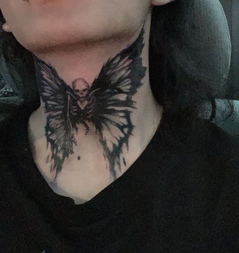 Tato Grunge, Best Tattoo Machines, Front Neck Tattoo, Butterfly Neck Tattoo, Throat Tattoo, Grunge Tattoo, Women Tattoos, Neck Tattoos Women, Bug Tattoo