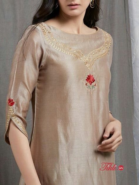 20 Creative and Latest Sleeve Designs For Kurtis Suit Sleeves Design, Sleeves Design For Kurtis, Designs For Kurtis, Manset Lengan, Design Kurta, Silk Kurti Designs, Indian Kurti Designs, Kurti Sleeves Design, Indian Designer Suits