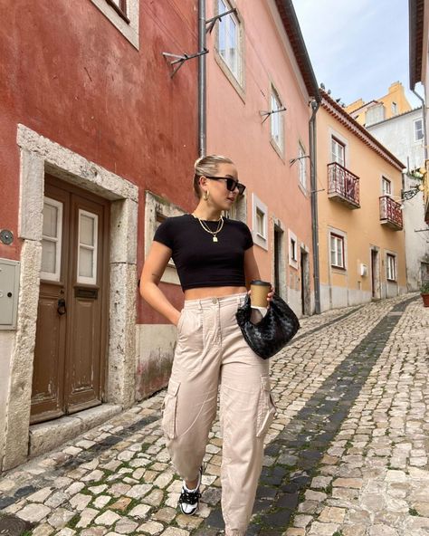 Hailey Cargo Pants, Beige Utility Pants Outfit, Cream Cargo Trousers Outfit, Cargo Cream Pants Outfit, Hailey Bieber Cargo Pants, Beige Cargo Trousers Outfit, Khaki Cargo Pants Outfit Street Style, Creme Cargo Pants Outfit, Camel Cargo Pants Outfit