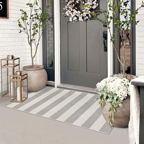 Front door mudroom entryway