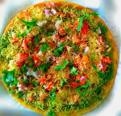 Khakra Chaat Khakra Chaat, Chat Recipes, Chats Recipe, Gujarati Snacks, Indian Appetizers, Gujarati Recipes, Indian Snacks, Indian Food Recipes Vegetarian, Recipes Vegetarian