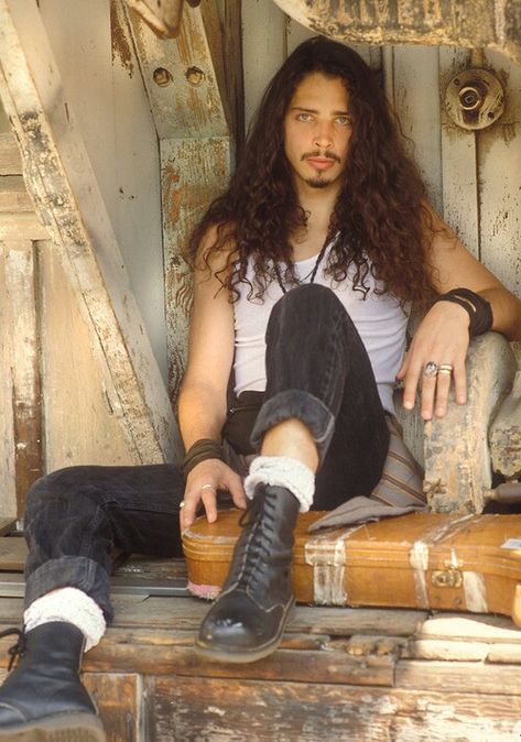 Chris Cornell Young, 90s Outfit Party Hip Hop, Grunge Hairstyles, 90s Fashion For Men, 90s Outfits Party, Outfits For Guys, Fashion Guys, Xavier Rudd, Punk Pants