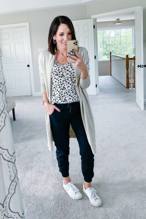 I've had a lot of requests for styling options for joggers, now that so many of us are schooling and working from home. I've rounded up over 10 outfits featuring the Zella Live-In Joggers, but of course you can swap them out for your favorite pair. How To Dress Up Joggers, Dressing Up Joggers Outfits, Clinical Outfits, Dress Up Joggers, Joggers For Work, What To Wear With Joggers, Jogger Outfit Casual, Womens Joggers Outfit, Black Joggers Outfit