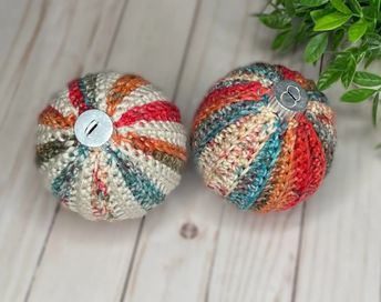 Crochet Village, Diy Hanging Decorations, Crochet Ornaments Free Pattern, Crochet Christmas Ornaments Free Pattern, Quilted Christmas Gifts, Crochet Christmas Ornaments Free, Crochet Ornament Patterns, Vintage Style Christmas, Crochet Ball