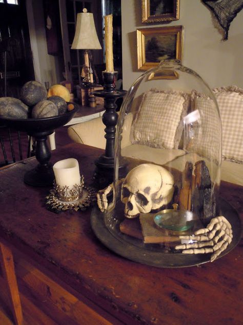 Halloween Cloche, Halloween Living Room, Casa Halloween, Adornos Halloween, Elegant Halloween, Manualidades Halloween, Tiny Cottage, Spooktacular Halloween, Glass Cloche