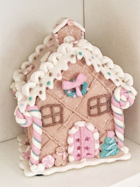 Girly Christmas Activities, Pink Gingerbread House Aesthetic, Pinkmas Diy, Pink Christmas Gingerbread House, Kawaii Christmas Aesthetic, Coquette Gingerbread House, Pastel Gingerbread Christmas Decor, Christmas Aestethic, Girly Christmas Aesthetic