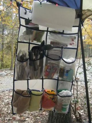 Organisation En Camping, Camp Kitchen Organization, Camping Bedarf, Camping Accesorios, Camping Diy, Camping Must Haves, Camping Hacks Diy, Camping Set Up, Camping Organization