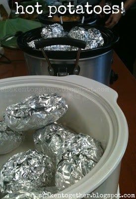 Slow Cooker Baked Potatoes, Crockpot Potatoes, Crock Pot Baked Potatoes, Baked Potato Bar, Slow Cooker Baking, Making Baked Potatoes, Potato Bar, Rustic Ideas, Potato Toppings