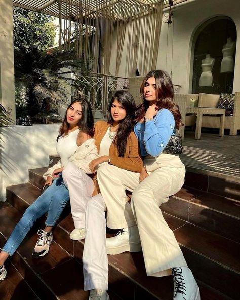 Stylish Jeans Top, Story With Friends, How To Wear Sweatpants, Fashion Core, Khushi Kapoor, Teen Fashion Trends, Pics With Friends, Sisters Photoshoot Poses, Bright Outfits