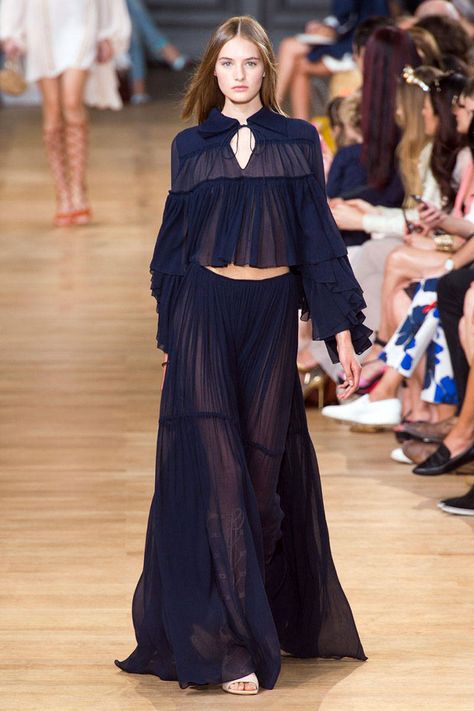 Chloe Spring 2015 showcases the fluidity and grace of spring's lightest fabrics.   - HarpersBAZAAR.com London Fashion Weeks, 2015 Fashion, Estilo Boho, Fashion Week Spring, London Fashion Week, Blue Dress, Couture Fashion, Paris Fashion, Runway Fashion