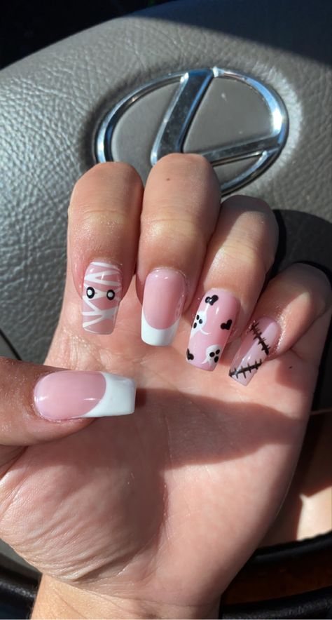 Simple Halloween Nails Medium, Cute Shortish Nails, Pink Nail Designs Halloween, Cute Simple Nails Design, Spooky White Nails, Nail Ideas Acrylic Hello Kitty, Square Halloween Nail Designs, Halloween Nails With Initial, Pink Fall Nails Acrylic