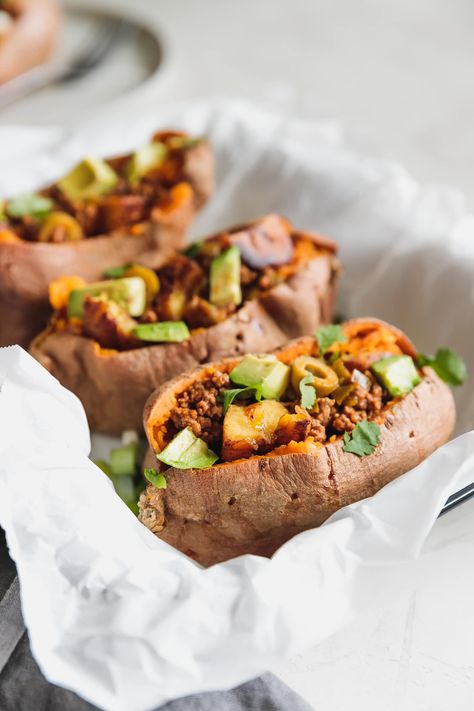 Sweet potatoes stuffed with Cuban-style lean ground beef, chopped sweet plantains, and avocado. A flavorful, easy-to-make 35-minute meal for busy weeknights! Beef Stuffed Sweet Potato, Cuban Picadillo, Pollo Tropical, Cilantro Garlic Sauce, Potato Calories, Spicy Fish Tacos, Stuffed Sweet Potato, Sweet Potato Recipe, Stuffed Sweet Potatoes