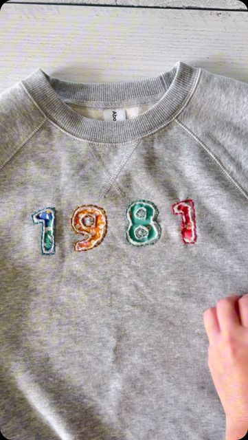 Hand Stitching Sweatshirt, Sweatshirt Applique Diy Ideas, Hand Embroidery Sweatshirt Ideas, Sweat Shirt Embroidery, Embroidery On Sweatshirts, Patch Sweatshirt Diy, Sweatshirt Embroidery Ideas, Sewing Sweatshirts, Sewing Letters