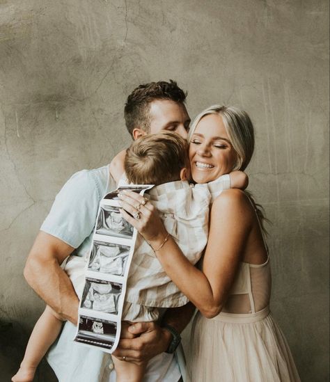 At Home Announcement Photos, Casual Baby Announcement Photo Ideas, Baby Announcement 2nd Child, Gender Reveal With Toddler, Baby Announcement Photoshoot With Kids, Pregnancy Announcement With Kids, Subtle Pregnancy Announcement, Second Baby Pregnancy Announcement, Sibling Baby Announcement