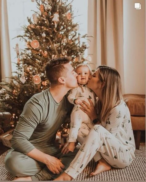 Torturi Baby Shower, Kiss On The Cheek, Christmas Baby Pictures, Christmas Family Photoshoot, Foto Kids, Baby Christmas Photos, First Christmas Photos, Xmas Photos, Holiday Photoshoot