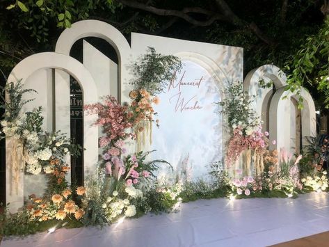 Elegant Wedding Buffet Set Up, Outdoor Wedding Stages, Stage Wedding Backdrop, Outdoor Wedding Stage Ideas, Wedding Stage Ideas Backdrops, Wedding Reception Stage Design, Diy Wedding Backdrop Outdoor, Wedding Backdrop Design Indoor Elegant, Wedding Stage Backdrop Receptions