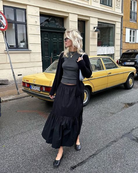 Button Down Maxi Skirt Outfit, Tiered Skirt Outfit Winter, Maxi Tiered Skirt Outfit, Modest Paris Outfits, Tiered Black Skirt Outfit, Maxi Skirt Cardigan Outfit, Long Tiered Skirt Outfit, Black Tiered Maxi Skirt Outfit, Black Tiered Skirt Outfit