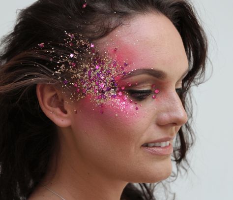 Is Cosmetic Glitter Safe To Use On Your Face? Half Face Makeup, Disco Makeup, Glitter Ideas, Make Carnaval, Festival Make Up, Festival Makeup Glitter, Glitter Makeup Looks, Festival Glitter, Carnival Makeup