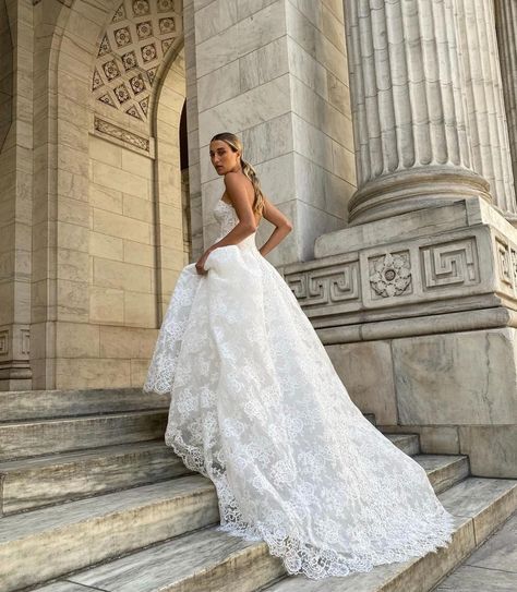 Monique Lhuillier Bridal Lace, Monique Lhuillier Lace, Bride Era, Monique Lhuillier Wedding Dress, Monique Lhuillier Bridal, Bridal Design, Romantic Wedding Decor, Lace Ball Gowns, France Wedding