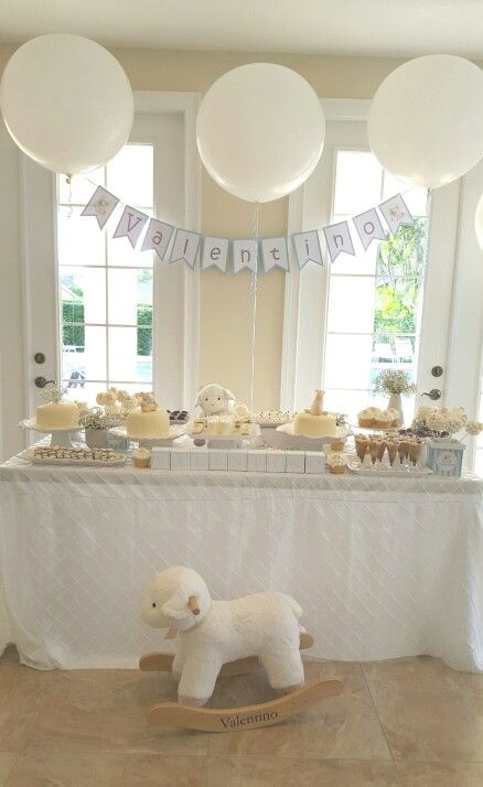 White elegant baby shower. Baby Shower Unique, Unique Baby Shower Themes, Baby Lamb Baby Shower, Bebe Shower, Huge Balloons, Idee Babyshower, Balloon Wedding, Shower Balloons, White Baby Showers